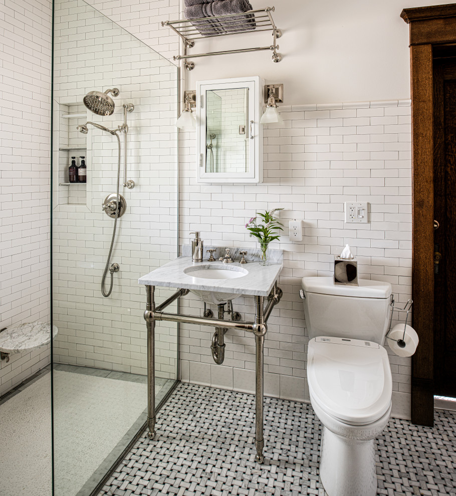 Klassisches Duschbad mit weißen Fliesen, Metrofliesen, weißer Wandfarbe, Mosaik-Bodenfliesen, Unterbauwaschbecken, grauem Boden und grauer Waschtischplatte in Sonstige