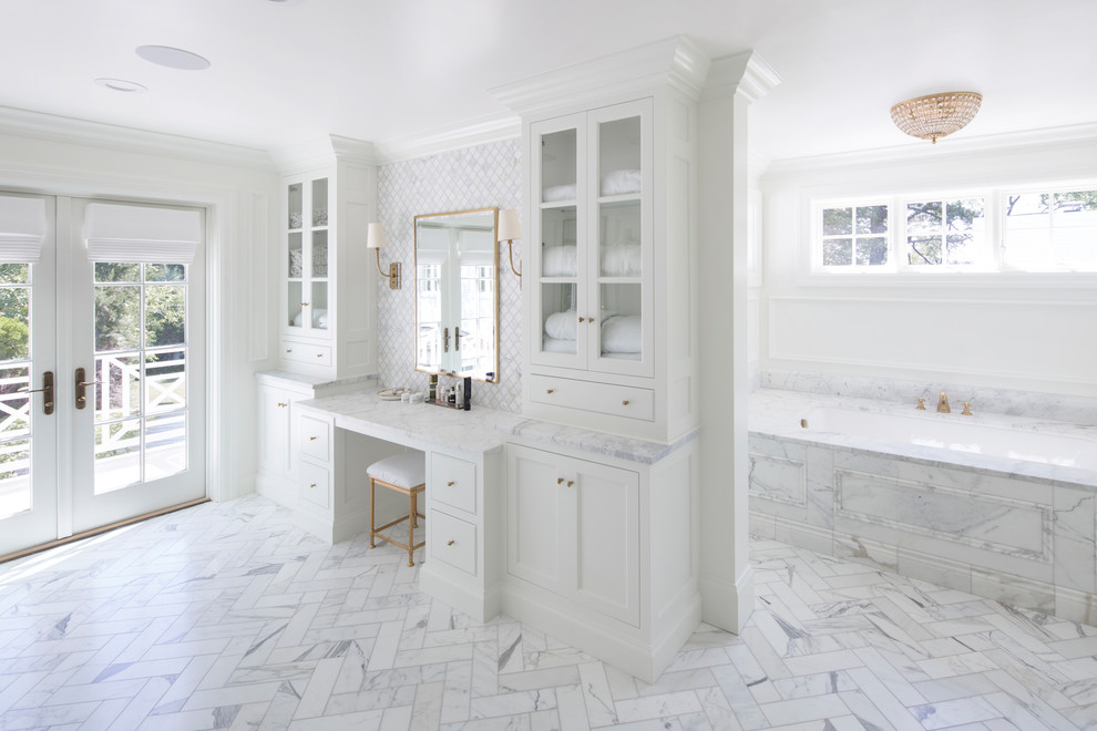 Esempio di una grande stanza da bagno padronale chic con pareti bianche, ante a filo, ante bianche, piastrelle grigie, piastrelle bianche, piastrelle di marmo, pavimento in marmo, top in marmo, pavimento bianco e vasca sottopiano