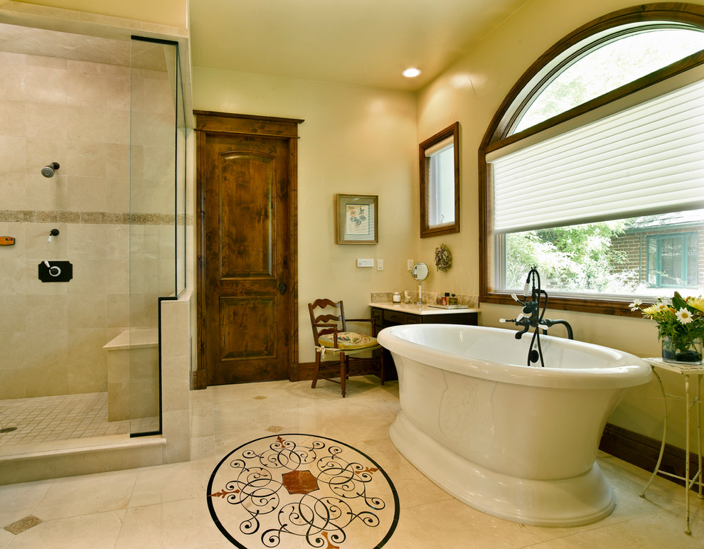 Idées déco pour une grande douche en alcôve principale classique en bois foncé avec une baignoire indépendante, un carrelage beige, un carrelage de pierre, un mur beige, un sol en calcaire et un plan de toilette en granite.