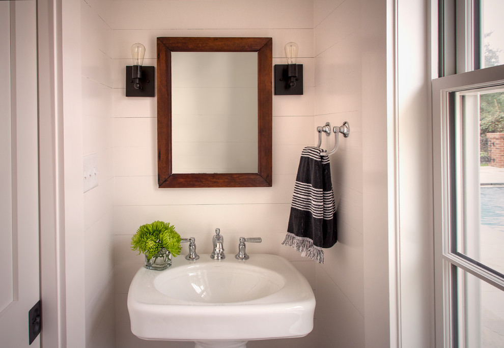 Ejemplo de cuarto de baño de estilo de casa de campo pequeño con sanitario de una pieza, paredes blancas, suelo de madera en tonos medios y lavabo con pedestal