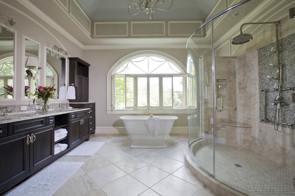 На фото: ванная комната в стиле кантри с отдельно стоящей ванной с