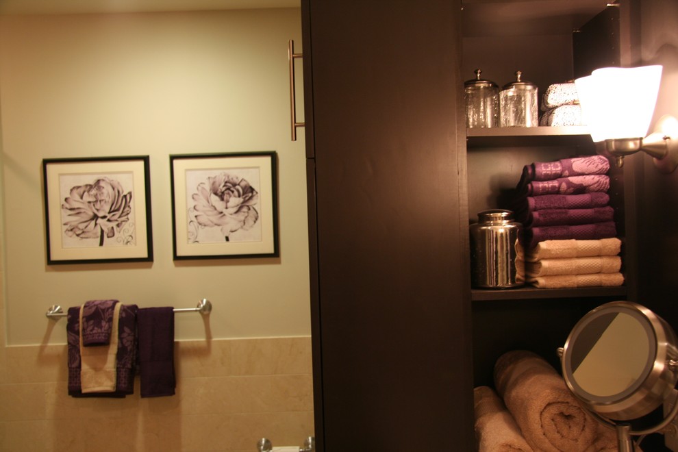Foto på ett mellanstort funkis en-suite badrum, med släta luckor, skåp i mörkt trä, beige kakel, stenkakel, beige väggar, klinkergolv i keramik, granitbänkskiva, ett badkar i en alkov och ett undermonterad handfat