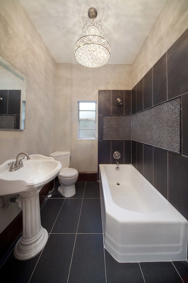Пример оригинального дизайна: маленькая ванная комната в стиле модернизм с раковиной с пьедесталом, серой плиткой, отдельно стоящей ванной, душем над ванной, унитазом-моноблоком, керамической плиткой, бежевыми стенами и полом из керамогранита для на участке и в саду