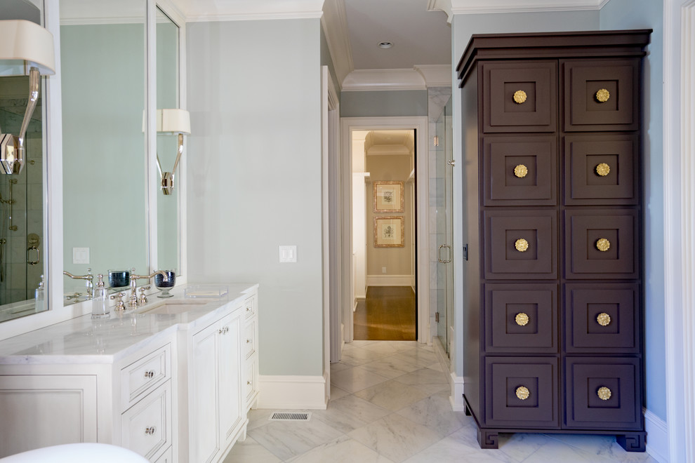 Bild på ett vintage vit vitt en-suite badrum, med vita skåp, vit kakel, blå väggar, ett undermonterad handfat, marmorbänkskiva, grått golv, dusch med gångjärnsdörr, en dusch i en alkov och luckor med infälld panel