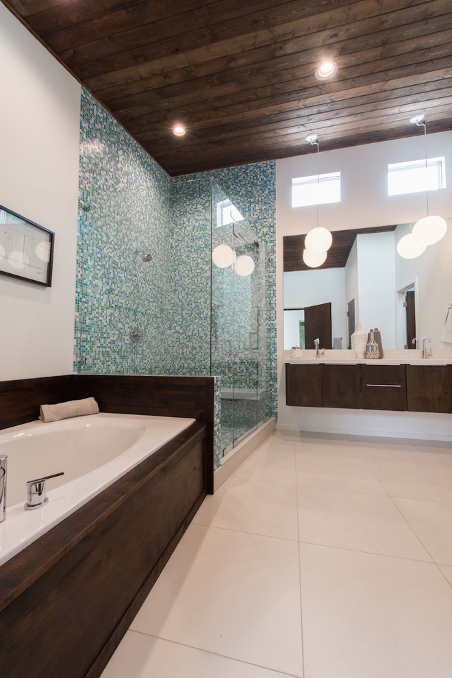 На фото: главная ванная комната в стиле ретро с плоскими фасадами, фасадами цвета дерева среднего тона и синей плиткой с