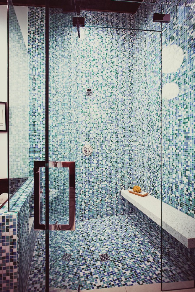 На фото: главная ванная комната в стиле ретро с плоскими фасадами, темными деревянными фасадами, открытым душем, синей плиткой, плиткой мозаикой, душем с распашными дверями, сиденьем для душа, тумбой под две раковины, подвесной тумбой и деревянным потолком с