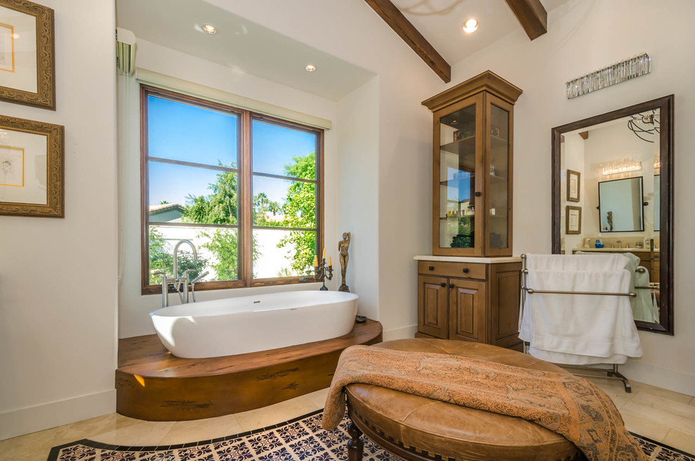 ロサンゼルスにあるトラディショナルスタイルのおしゃれな浴室 (置き型浴槽、白い壁) の写真
