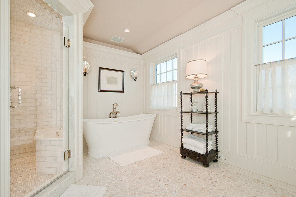 Cette photo montre une grande salle de bain principale chic avec un placard avec porte à panneau encastré, des portes de placard blanches, une baignoire indépendante, une douche d'angle, un carrelage blanc, mosaïque, un mur blanc et un sol en carrelage de terre cuite.