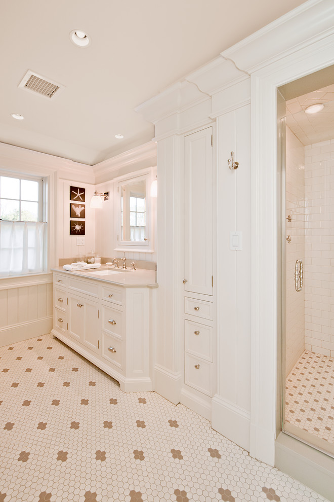 На фото: большая главная ванная комната в классическом стиле с консольной раковиной, фасадами с утопленной филенкой, белыми фасадами, угловым душем, белой плиткой, белыми стенами и полом из мозаичной плитки