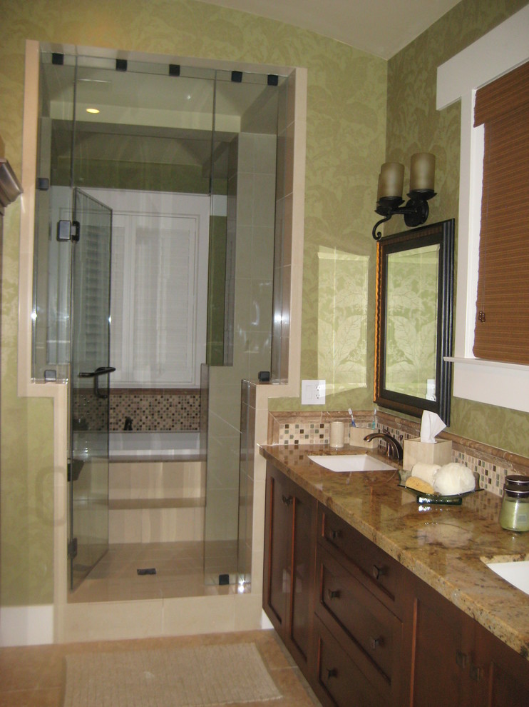 Immagine di una stanza da bagno chic con lavabo integrato, ante in legno bruno e top in granito