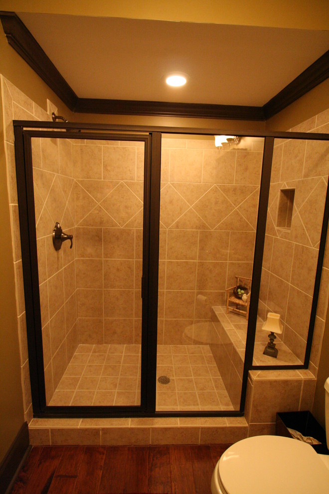 アトランタにある高級な中くらいなラスティックスタイルのおしゃれなバスルーム (浴槽なし) (家具調キャビネット、濃色木目調キャビネット、オープン型シャワー、ベージュのタイル、セメントタイル、緑の壁、無垢フローリング、オーバーカウンターシンク、茶色い床) の写真