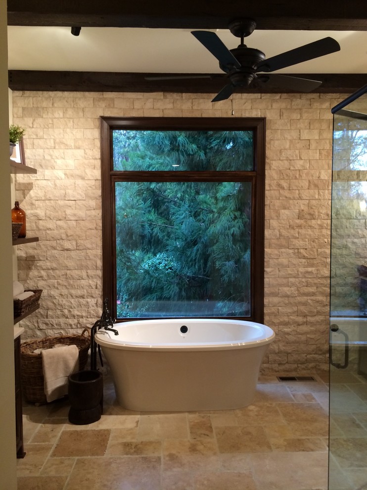 Пример оригинального дизайна: большая главная ванная комната в стиле неоклассика (современная классика) с отдельно стоящей ванной, полом из керамогранита, фасадами с выступающей филенкой и темными деревянными фасадами