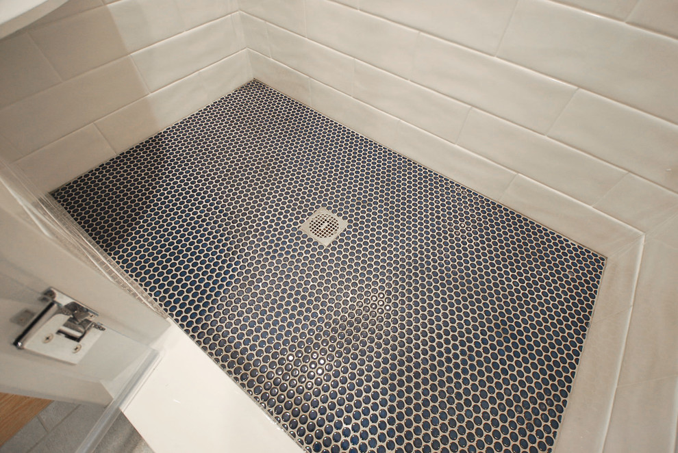 Пример оригинального дизайна: маленькая ванная комната в современном стиле с серыми фасадами, душем в нише, керамической плиткой, белыми стенами, полом из мозаичной плитки, столешницей из искусственного кварца и синим полом для на участке и в саду