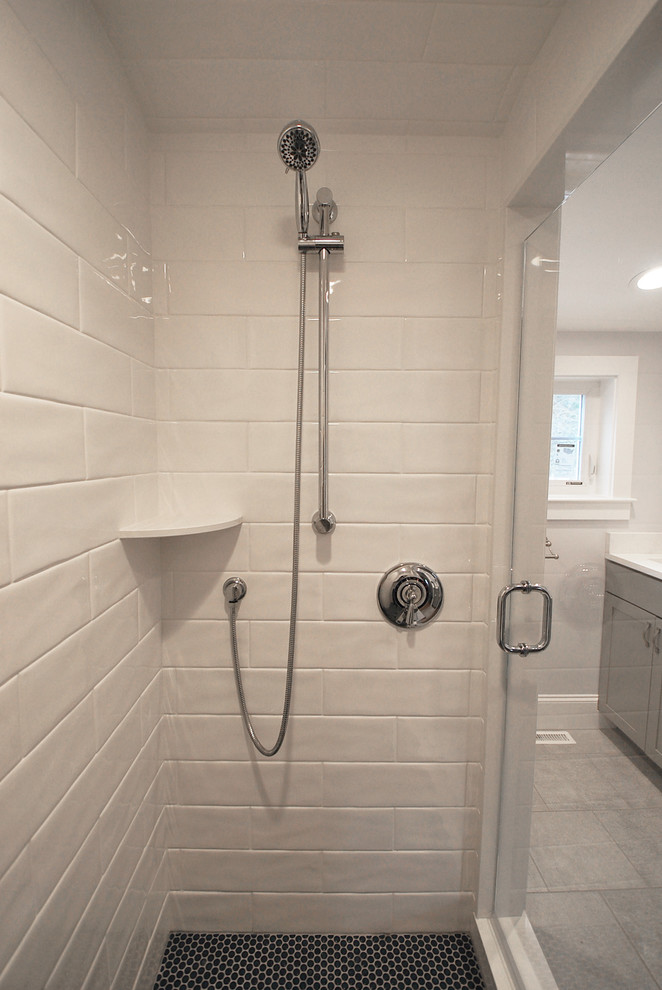 Foto di una piccola stanza da bagno minimal con ante grigie, doccia alcova, piastrelle in ceramica, pavimento con piastrelle a mosaico, top in quarzo composito, pavimento blu e porta doccia a battente