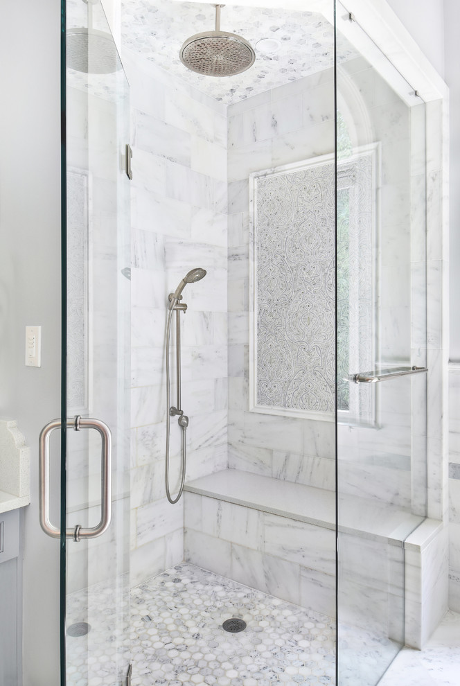 Пример оригинального дизайна: главная ванная комната в стиле неоклассика (современная классика) с отдельно стоящей ванной, душем без бортиков, белой плиткой, мраморной плиткой, мраморным полом и душем с распашными дверями