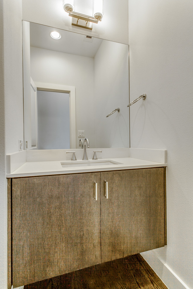 Ispirazione per una stanza da bagno con doccia tradizionale di medie dimensioni con ante lisce, ante in legno scuro, pareti bianche e pavimento in legno massello medio
