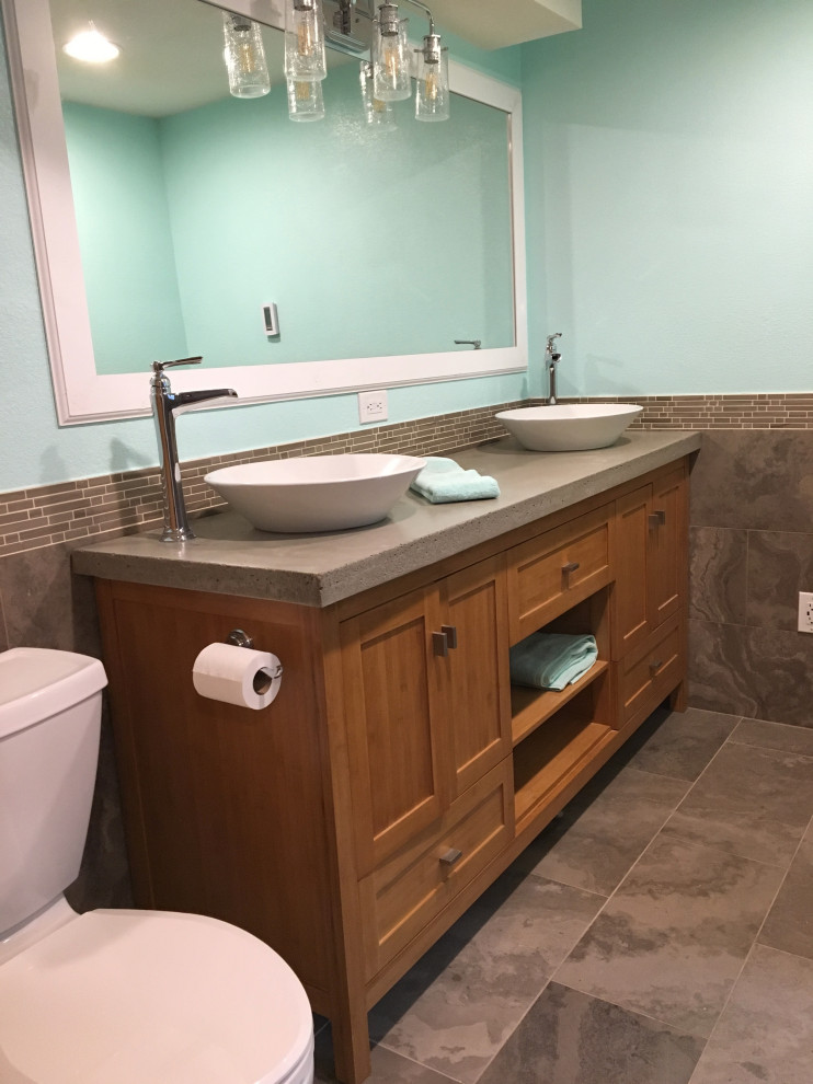 Idée de décoration pour une grande salle de bain principale minimaliste en bois brun avec un placard à porte shaker, une baignoire indépendante, une douche double, WC séparés, un carrelage marron, du carrelage en pierre calcaire, un mur bleu, un sol en calcaire, une vasque, un plan de toilette en béton, un sol marron, une cabine de douche à porte coulissante et un plan de toilette gris.