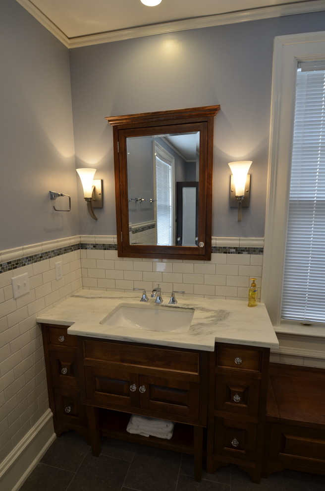 Idée de décoration pour une salle de bain principale tradition en bois brun avec un lavabo encastré, un placard en trompe-l'oeil, un plan de toilette en marbre, une douche d'angle, un carrelage gris, un mur bleu et un sol en ardoise.