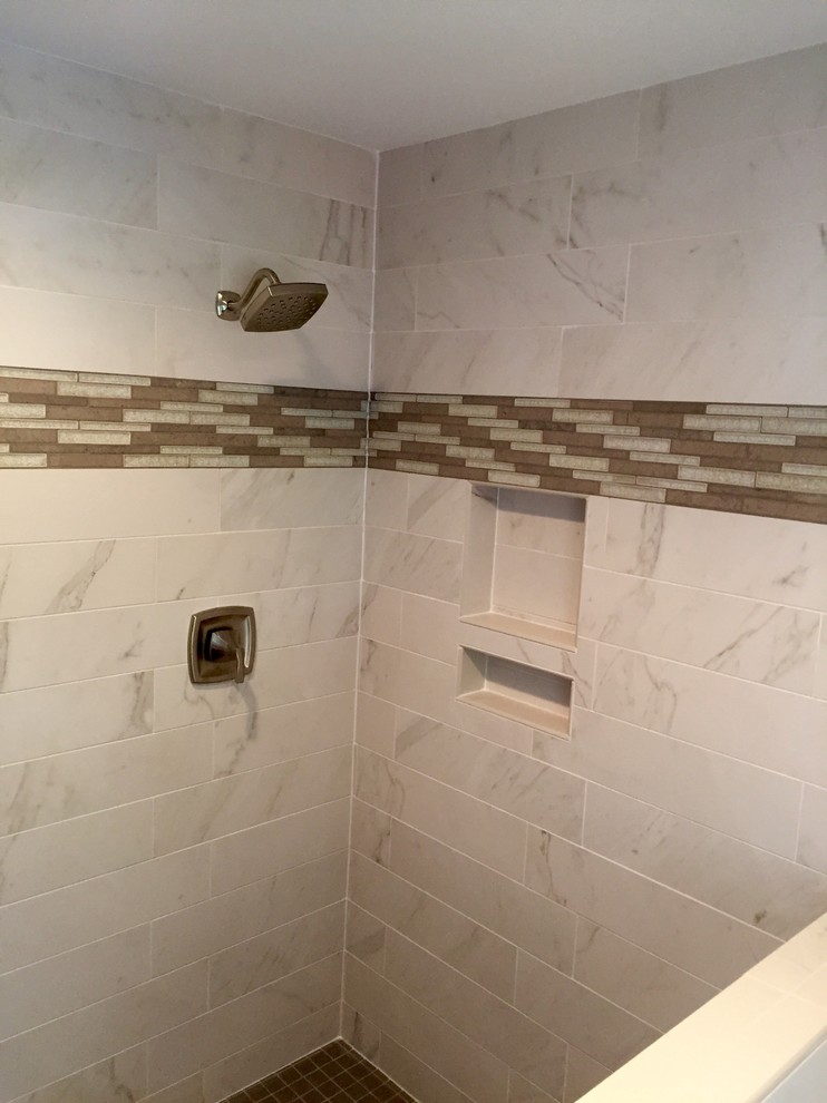 Стильный дизайн: ванная комната среднего размера в современном стиле с бежевой плиткой, коричневой плиткой, плиткой из листового камня, душем в нише, серыми стенами, серым полом и открытым душем - последний тренд