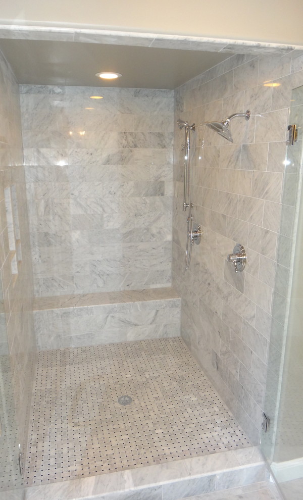 Immagine di una grande stanza da bagno padronale classica con doccia aperta, piastrelle grigie, piastrelle a mosaico e pavimento in marmo