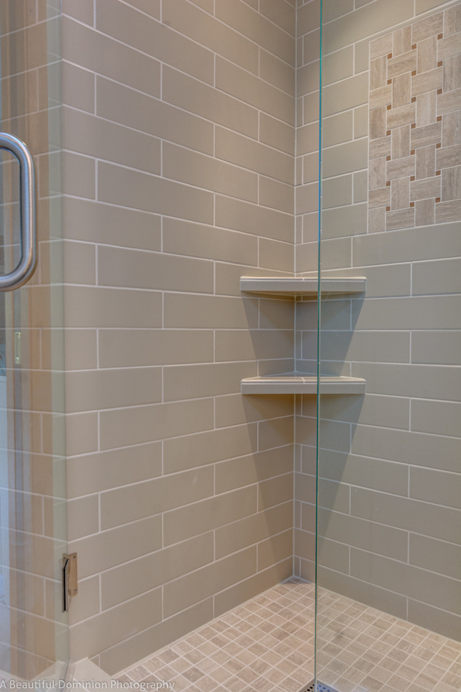 Immagine di una piccola stanza da bagno classica con lavabo sottopiano, ante in stile shaker, ante bianche, top in quarzo composito, WC monopezzo, piastrelle beige, piastrelle in ceramica, pareti marroni e pavimento con piastrelle in ceramica