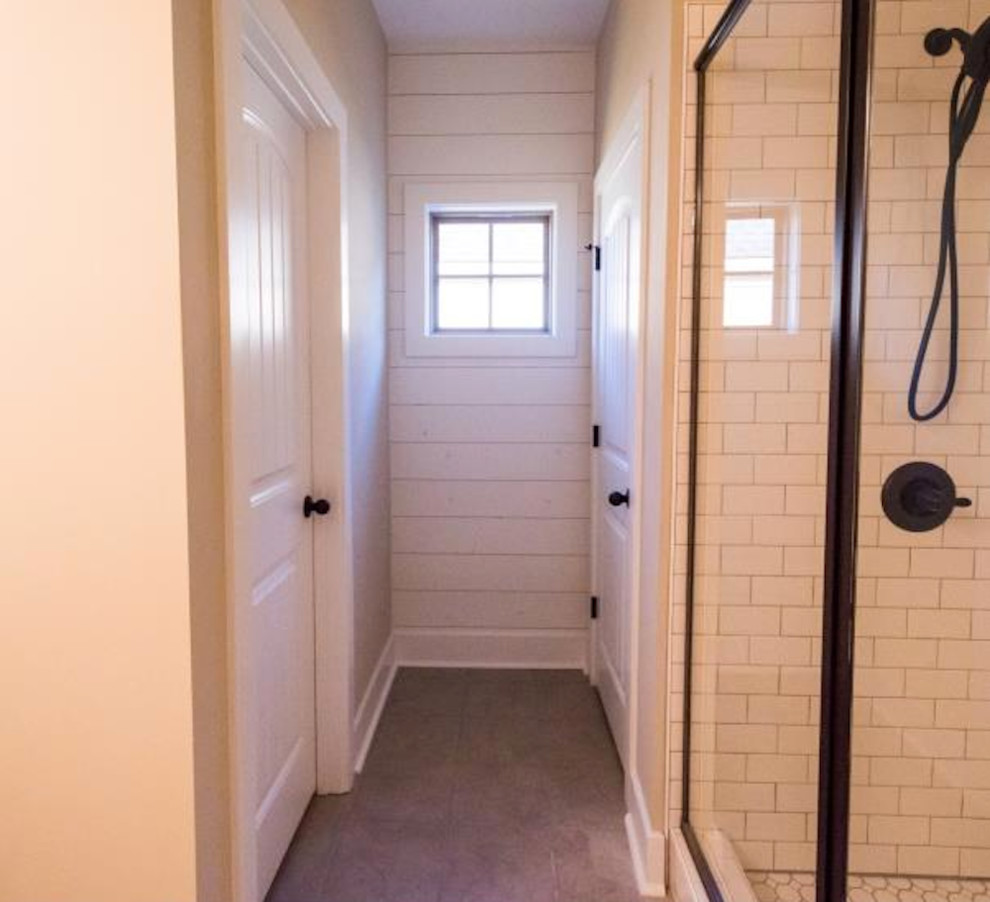 Esempio di una stanza da bagno american style con doccia alcova, piastrelle diamantate, pareti bianche e porta doccia a battente