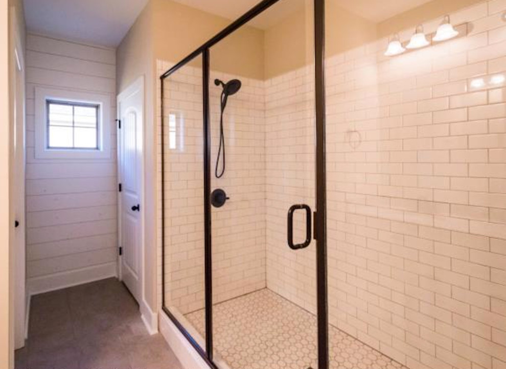 Foto di una stanza da bagno minimal con doccia alcova, piastrelle bianche, piastrelle diamantate, pareti bianche e porta doccia a battente