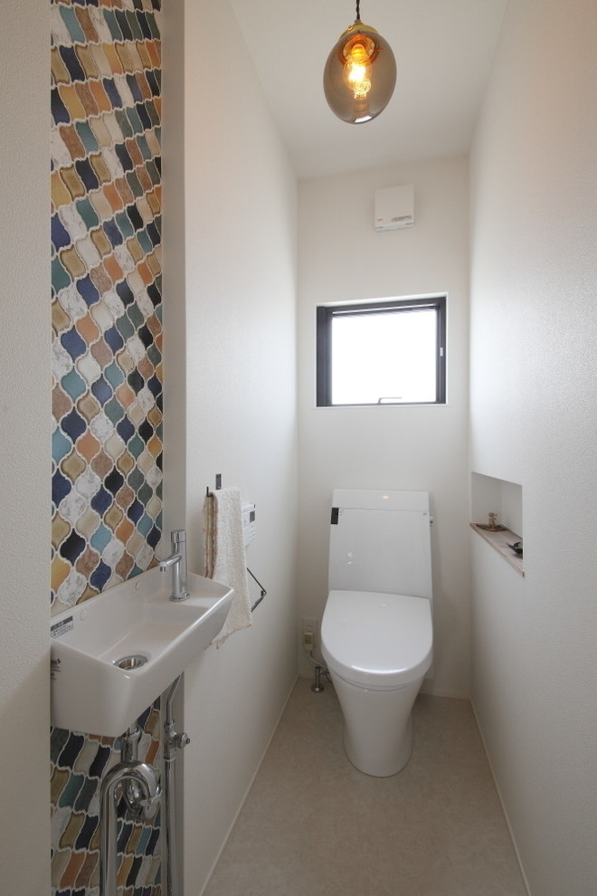 他の地域にある低価格の中くらいなミッドセンチュリースタイルのおしゃれなトイレ・洗面所の写真