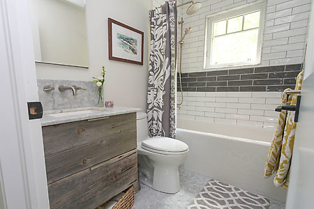 Inspiration för mellanstora eklektiska badrum, med skåp i shakerstil, blå skåp, en dusch/badkar-kombination, en toalettstol med hel cisternkåpa, flerfärgad kakel, cementkakel, grå väggar, mellanmörkt trägolv, ett nedsänkt handfat och marmorbänkskiva