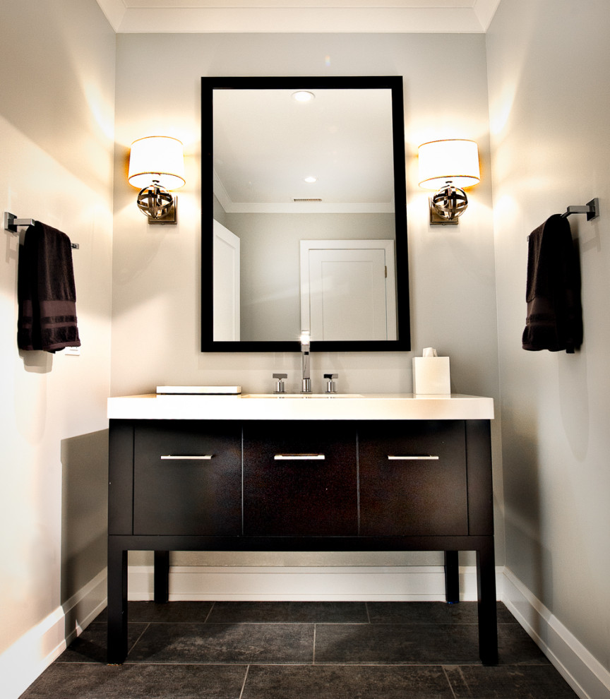 Inspiration för moderna vitt en-suite badrum, med skåp i shakerstil, svarta skåp, ett fristående badkar, en dusch i en alkov, grå kakel, keramikplattor, grå väggar, klinkergolv i porslin, ett nedsänkt handfat, bänkskiva i betong, flerfärgat golv och dusch med gångjärnsdörr