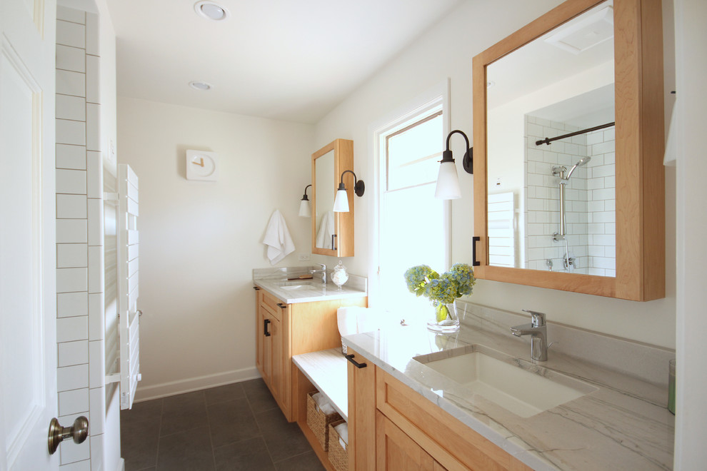 Idée de décoration pour une salle de bain principale tradition en bois clair de taille moyenne avec un placard à porte shaker, un mur blanc, un sol en carrelage de porcelaine, un lavabo encastré, un plan de toilette en quartz, un sol gris et un plan de toilette blanc.