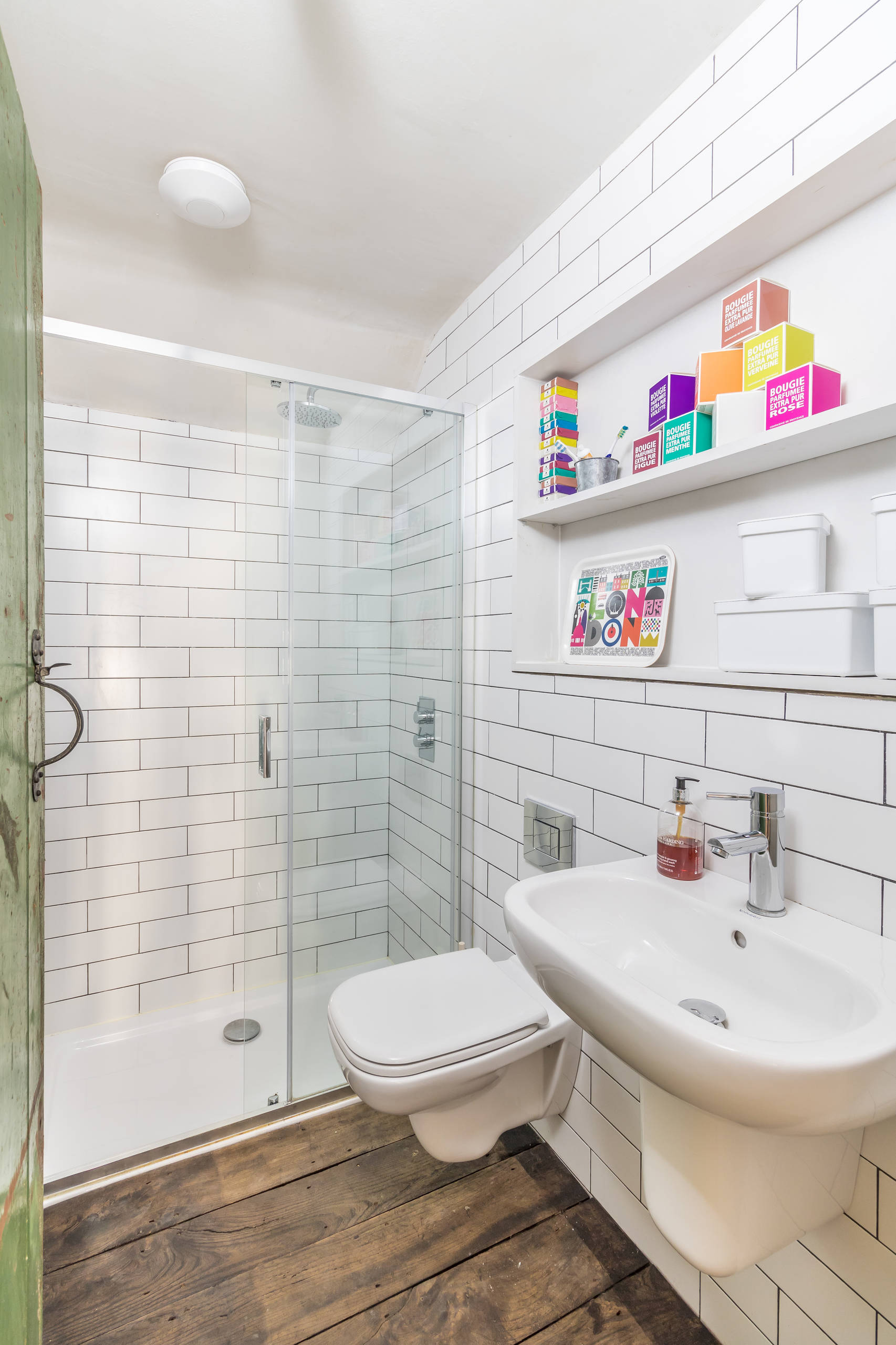 75 Dark Wood Floor Bathroom with a Wall-Mount Sink Ideas You'll Love -  March, 2023 | Houzz