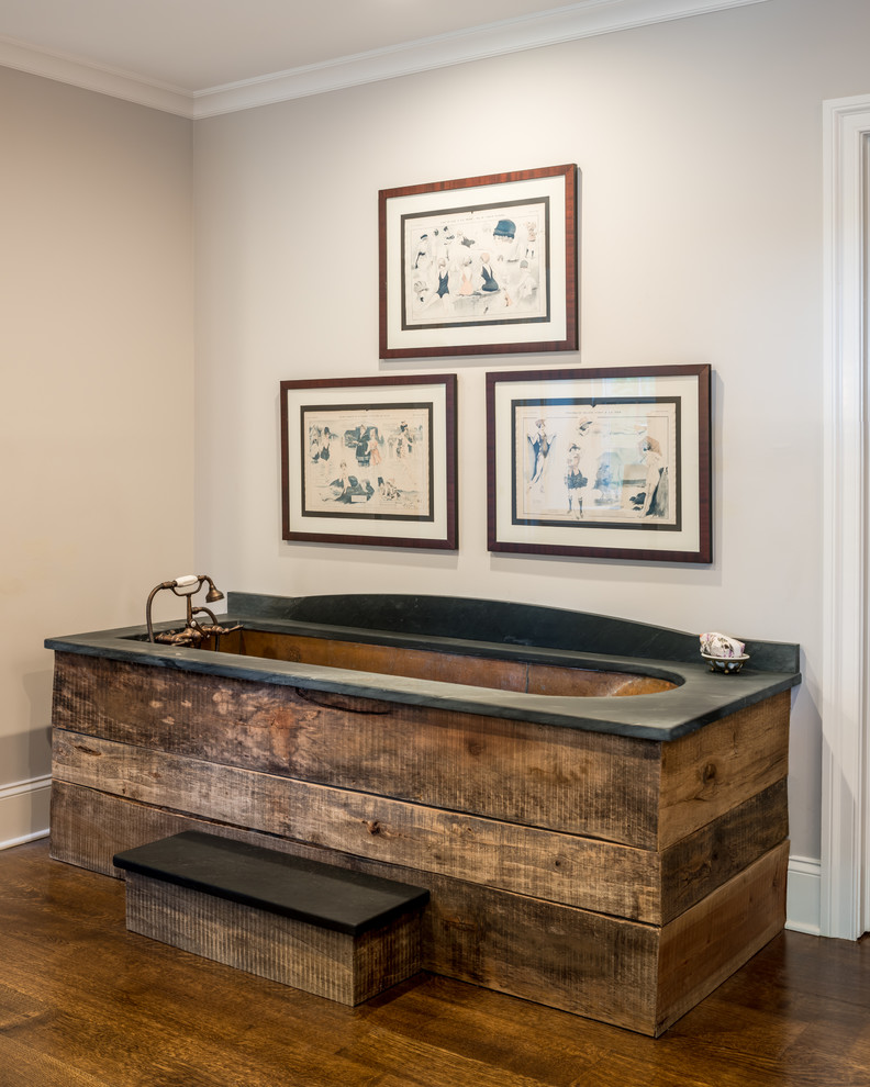 Esempio di una grande stanza da bagno padronale country con ante con riquadro incassato, ante nere, pareti grigie, pavimento in legno massello medio, pavimento marrone e top grigio