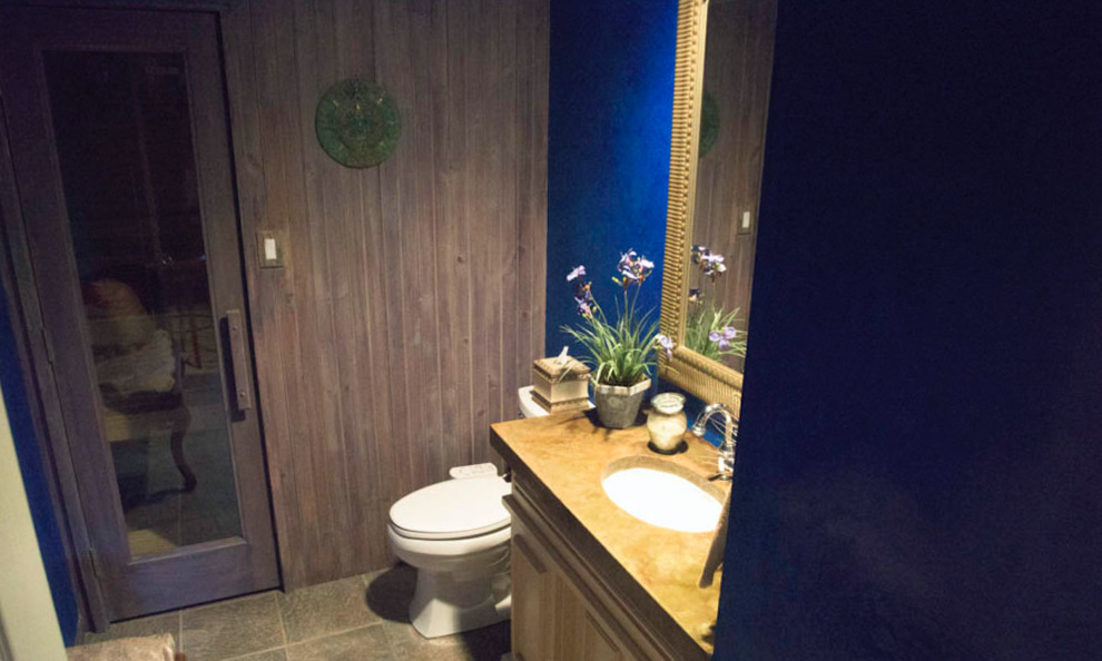 Idee per una stanza da bagno con doccia minimal di medie dimensioni con consolle stile comò, ante beige, WC a due pezzi, piastrelle marroni, pareti blu, pavimento in ardesia, lavabo sottopiano, top in saponaria e pavimento grigio