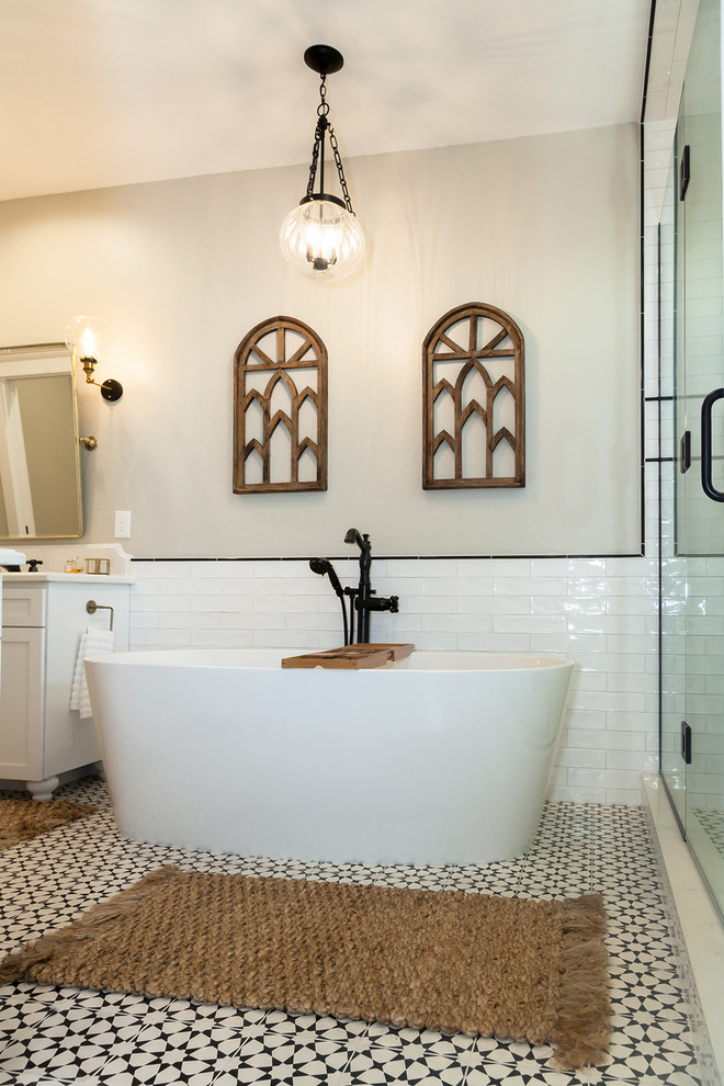 Пример оригинального дизайна: большая главная ванная комната в стиле неоклассика (современная классика) с фасадами в стиле шейкер, белыми фасадами, отдельно стоящей ванной, двойным душем, раздельным унитазом, белой плиткой, плиткой из листового стекла, белыми стенами, полом из керамогранита, врезной раковиной, столешницей из искусственного кварца, разноцветным полом, душем с распашными дверями и белой столешницей