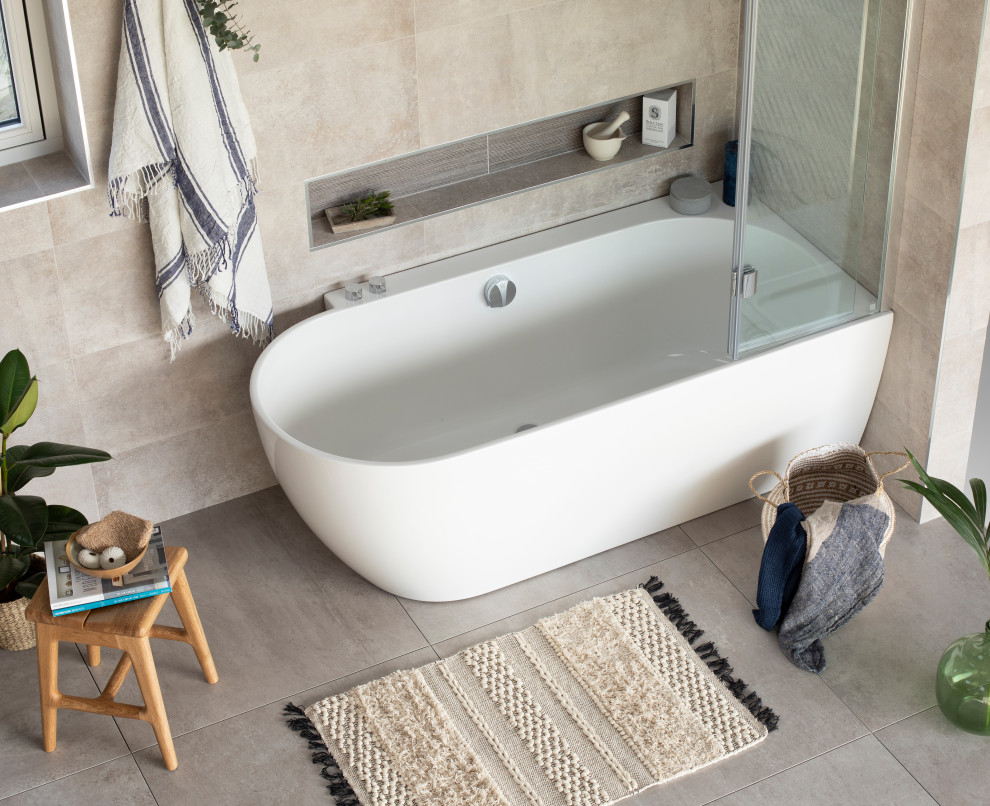 Exempel på ett litet modernt en-suite badrum, med ett hörnbadkar, en dusch/badkar-kombination, beige kakel, keramikplattor, beige väggar, klinkergolv i keramik, grått golv och dusch med gångjärnsdörr