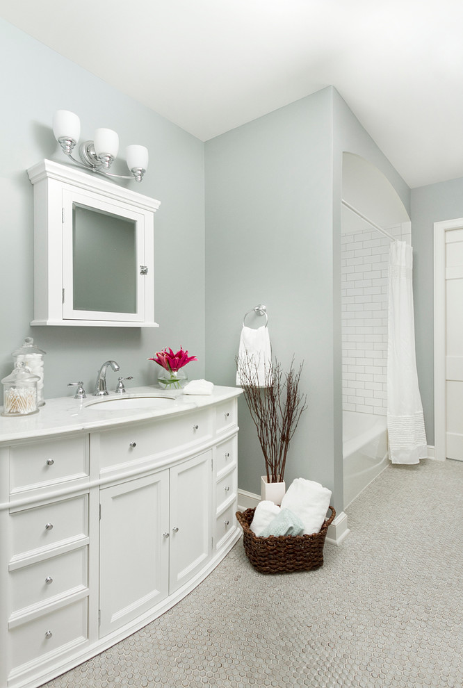 Ejemplo de cuarto de baño clásico con baldosas y/o azulejos de cemento y ducha con cortina