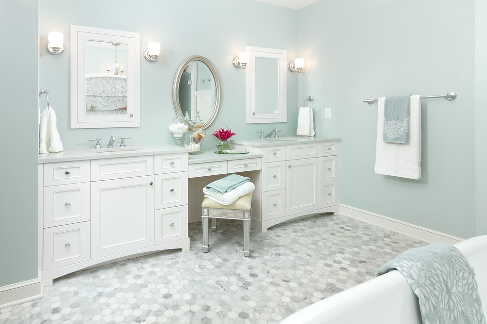 Exemple d'une salle de bain principale chic avec un lavabo encastré, un placard à porte affleurante, des portes de placard blanches, un plan de toilette en marbre et un mur bleu.