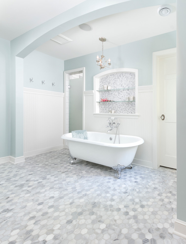 Свежая идея для дизайна: ванная комната в классическом стиле с ванной на ножках и серым полом - отличное фото интерьера