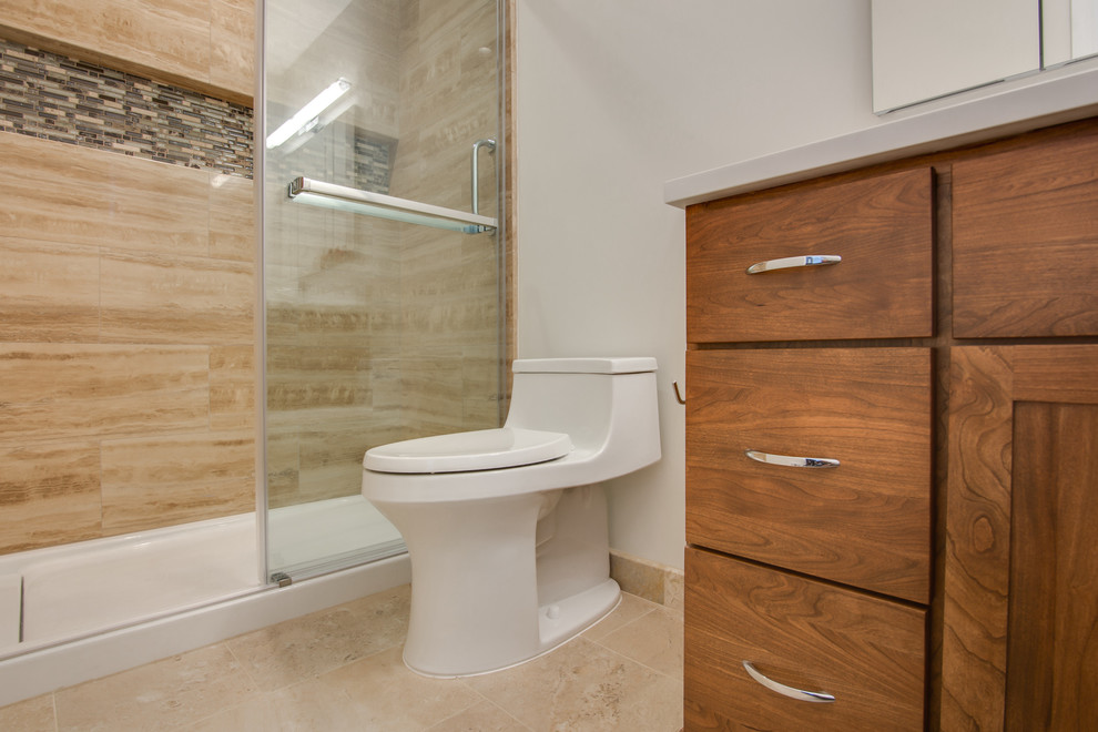 Exemple d'une douche en alcôve principale tendance en bois brun de taille moyenne avec un placard à porte plane, WC à poser, un carrelage beige, un carrelage de pierre, un mur beige, un sol en carrelage de céramique, un lavabo encastré et un plan de toilette en quartz modifié.