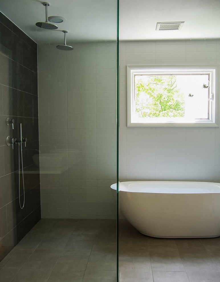 Idee per una stanza da bagno padronale moderna di medie dimensioni con vasca freestanding, doccia aperta, piastrelle grigie, pareti bianche, pavimento con piastrelle in ceramica, top in quarzite e piastrelle in ceramica