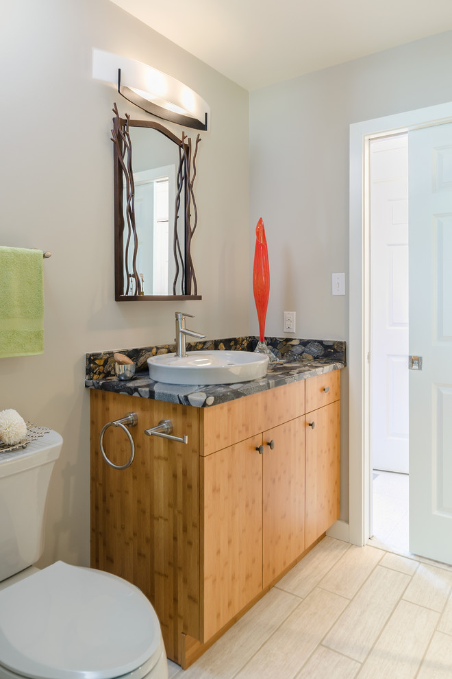 Ejemplo de cuarto de baño contemporáneo con armarios con paneles lisos, puertas de armario de madera oscura, lavabo sobreencimera y encimera de granito
