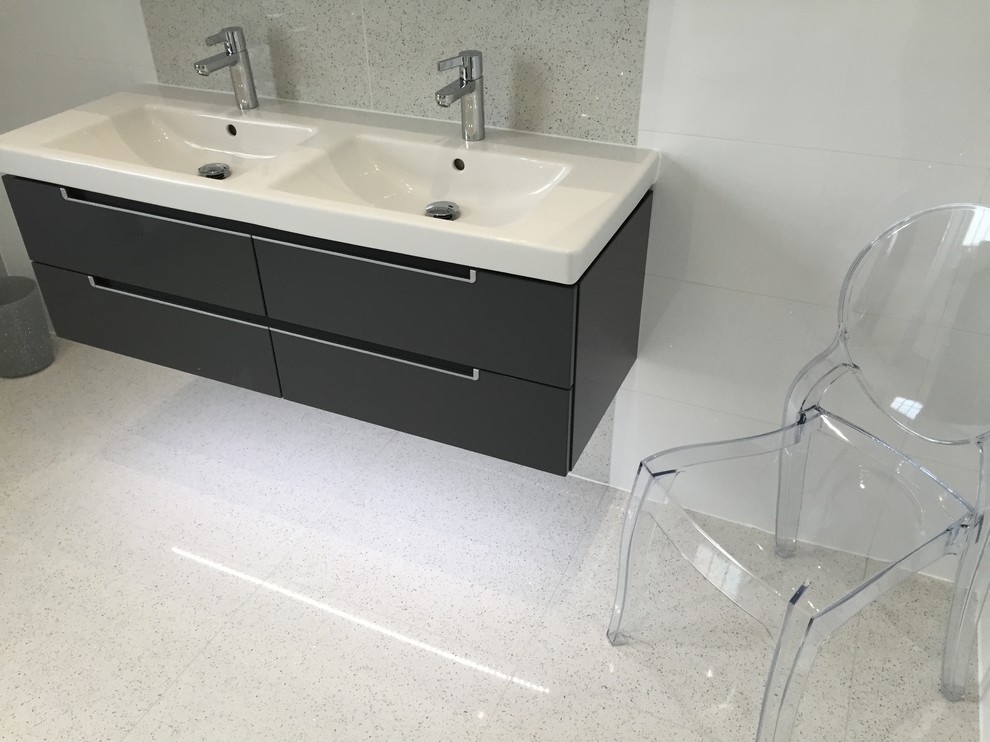 Modernes Badezimmer En Suite mit offener Dusche, Wandtoilette, weißen Fliesen und Porzellanfliesen in Essex