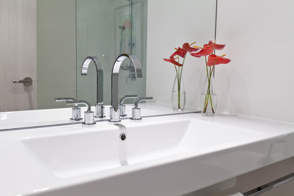 Minimalist Bathroom Modern Bathroom Toronto by BiglarKinyan