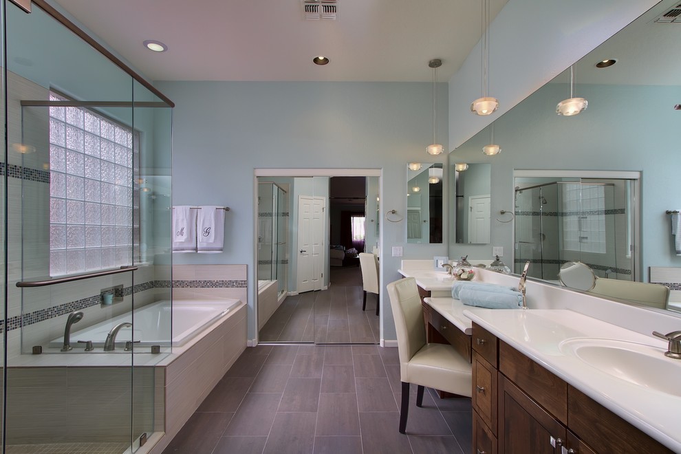 Свежая идея для дизайна: ванная комната в современном стиле с накладной раковиной, фасадами в стиле шейкер, темными деревянными фасадами, накладной ванной, угловым душем и серой плиткой - отличное фото интерьера