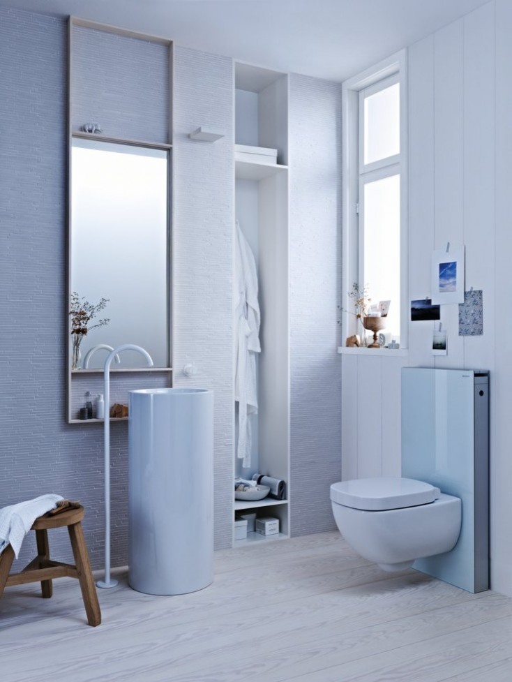 Inspiration för ett litet en-suite badrum, med ett piedestal handfat, skåp i ljust trä, träbänkskiva, en vägghängd toalettstol, vita väggar och ljust trägolv