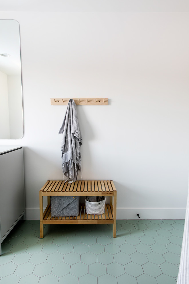 Источник вдохновения для домашнего уюта: большая детская ванная комната в скандинавском стиле с плоскими фасадами, белыми фасадами, ванной в нише, открытым душем, бежевой плиткой, керамической плиткой, белыми стенами, полом из керамической плитки, врезной раковиной, столешницей из кварцита, зеленым полом, шторкой для ванной и белой столешницей