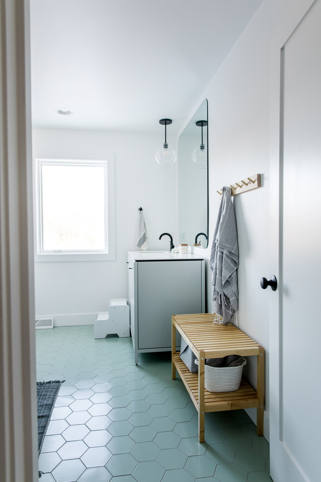 Стильный дизайн: большая детская ванная комната в скандинавском стиле с плоскими фасадами, белыми фасадами, ванной в нише, открытым душем, бежевой плиткой, керамической плиткой, белыми стенами, полом из керамической плитки, врезной раковиной, столешницей из кварцита, зеленым полом, шторкой для ванной и белой столешницей - последний тренд