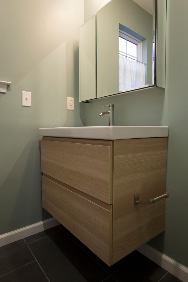 Idee per una piccola stanza da bagno padronale scandinava con ante lisce e ante in legno chiaro