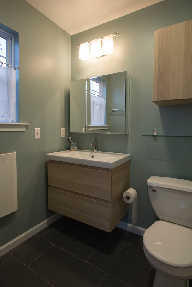 Inspiration for a small scandi ensuite bathroom in Philadelphia with flat-panel cabinets and light wood cabinets.